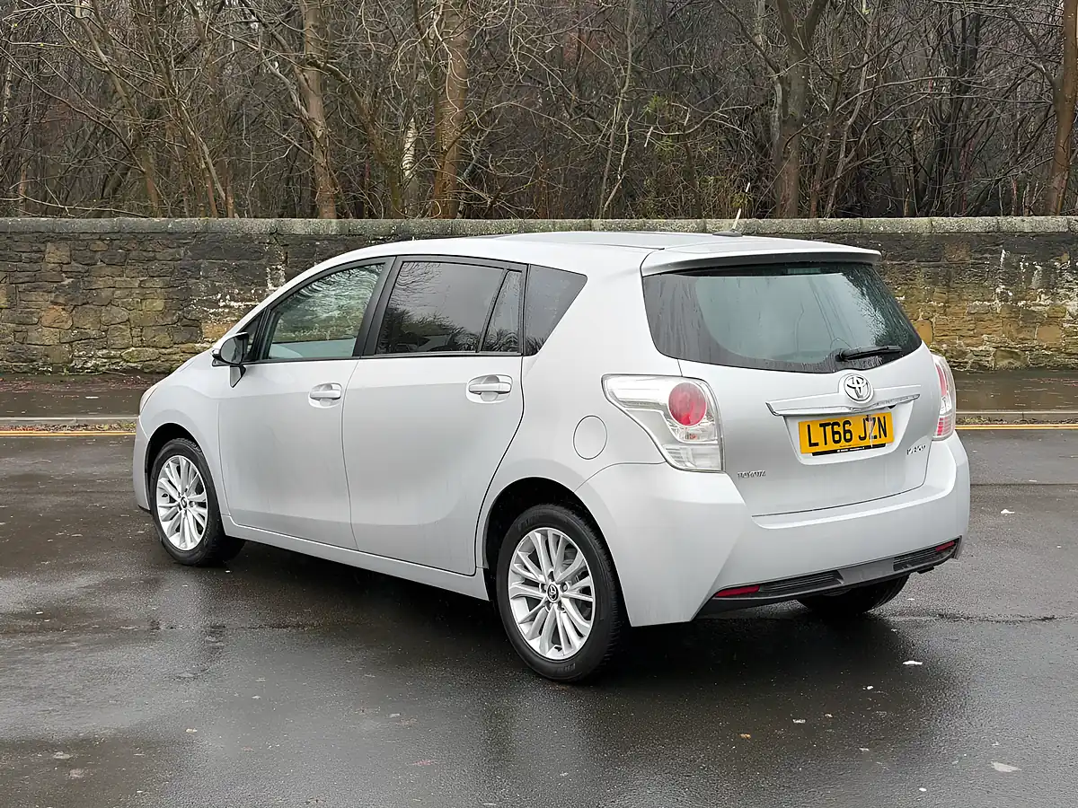Used 2016 Toyota Verso Design Silver - Interior and Exterior details 15