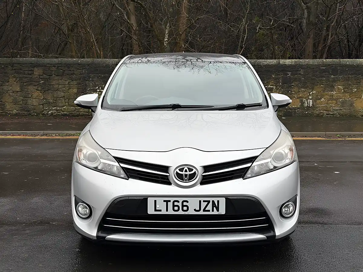 Used 2016 Toyota Verso Design Silver - Interior and Exterior details 3
