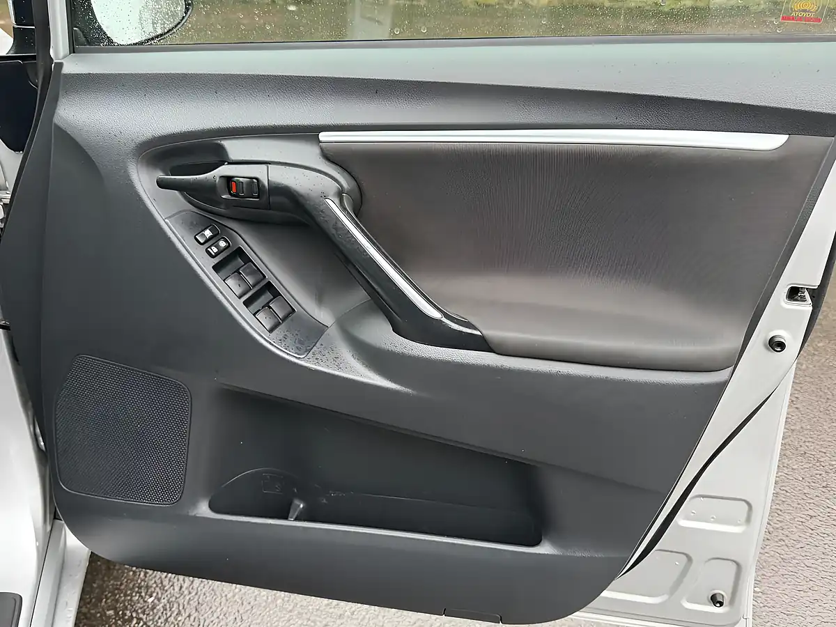 Used 2016 Toyota Verso Design Silver - Interior and Exterior details 4