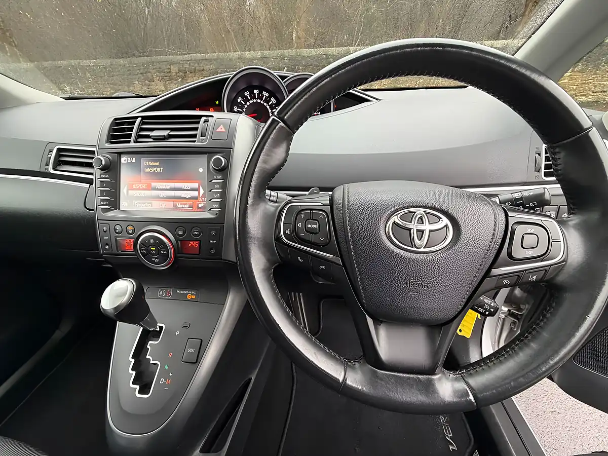 Used 2016 Toyota Verso Design Silver - Interior and Exterior details 6