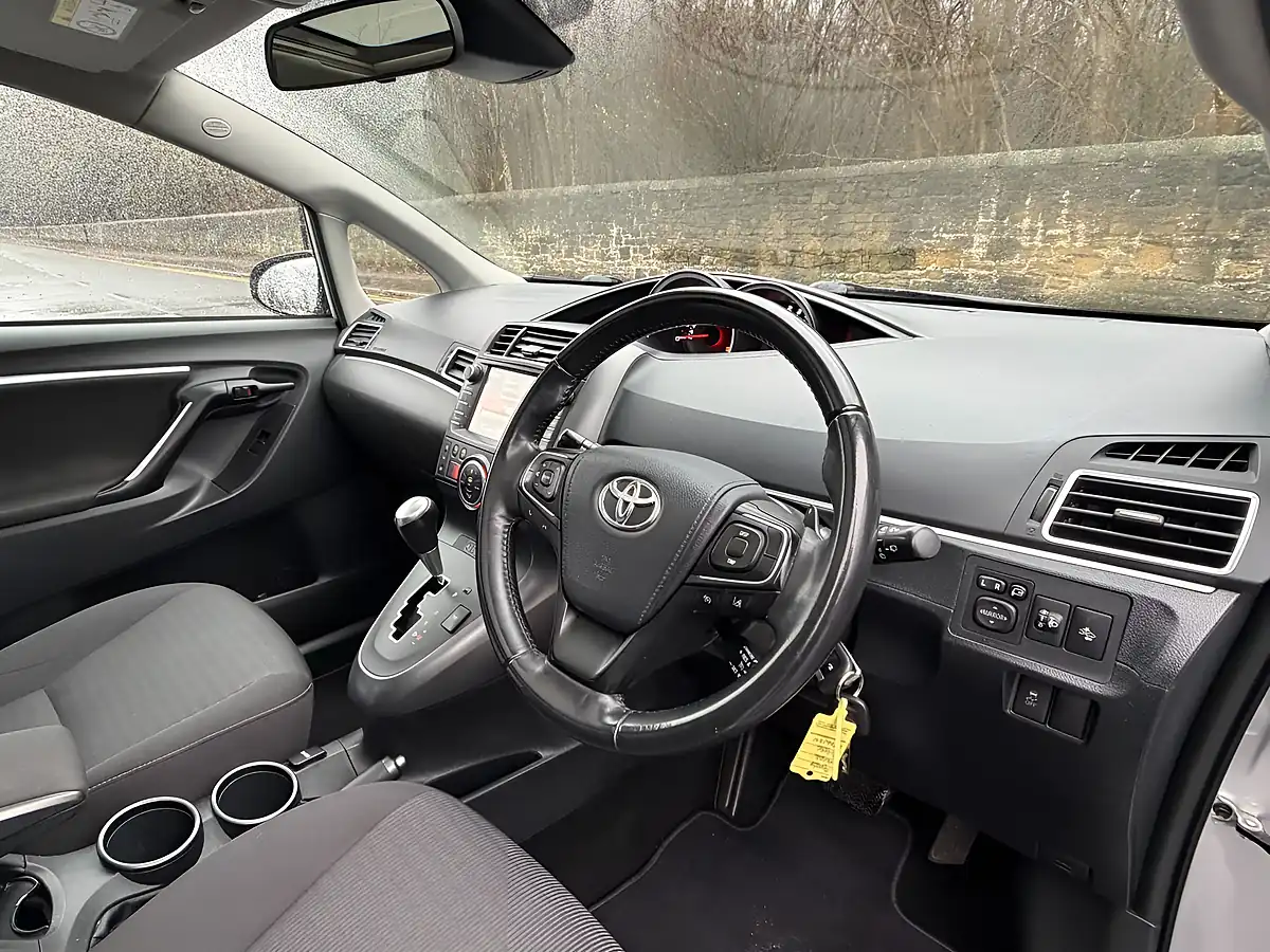 Used 2016 Toyota Verso Design Silver - Interior and Exterior details 9