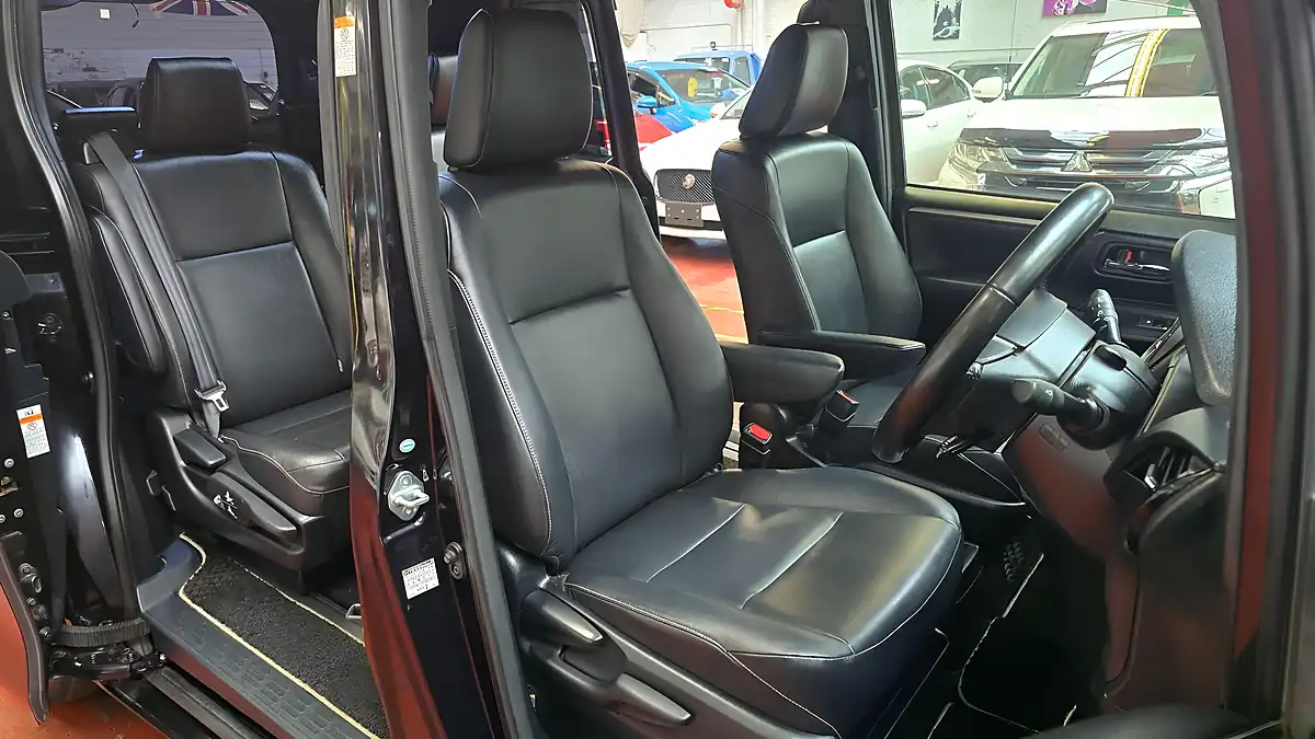 Used 2016 Toyota Voxy Esquire Black Leather Black - Interior and Exterior details 5