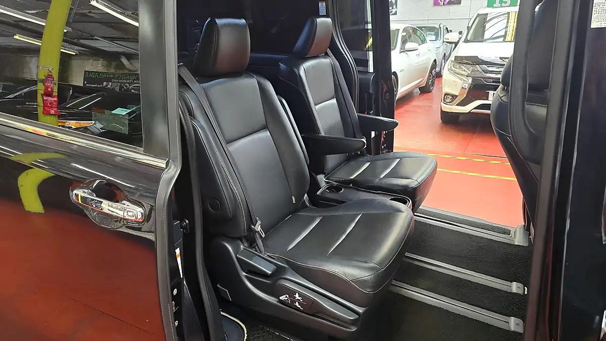 Used 2016 Toyota Voxy Esquire Black Leather Black - Interior and Exterior details 7