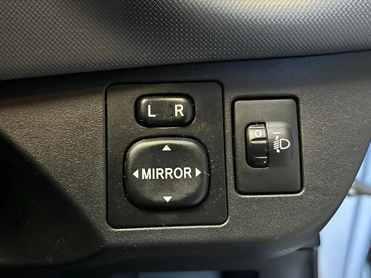 Used 2016 Toyota Yaris Design Blue - Interior and Exterior details 14