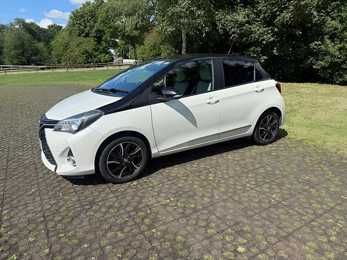 Used 2016 Toyota Yaris Design White - Interior and Exterior details 3