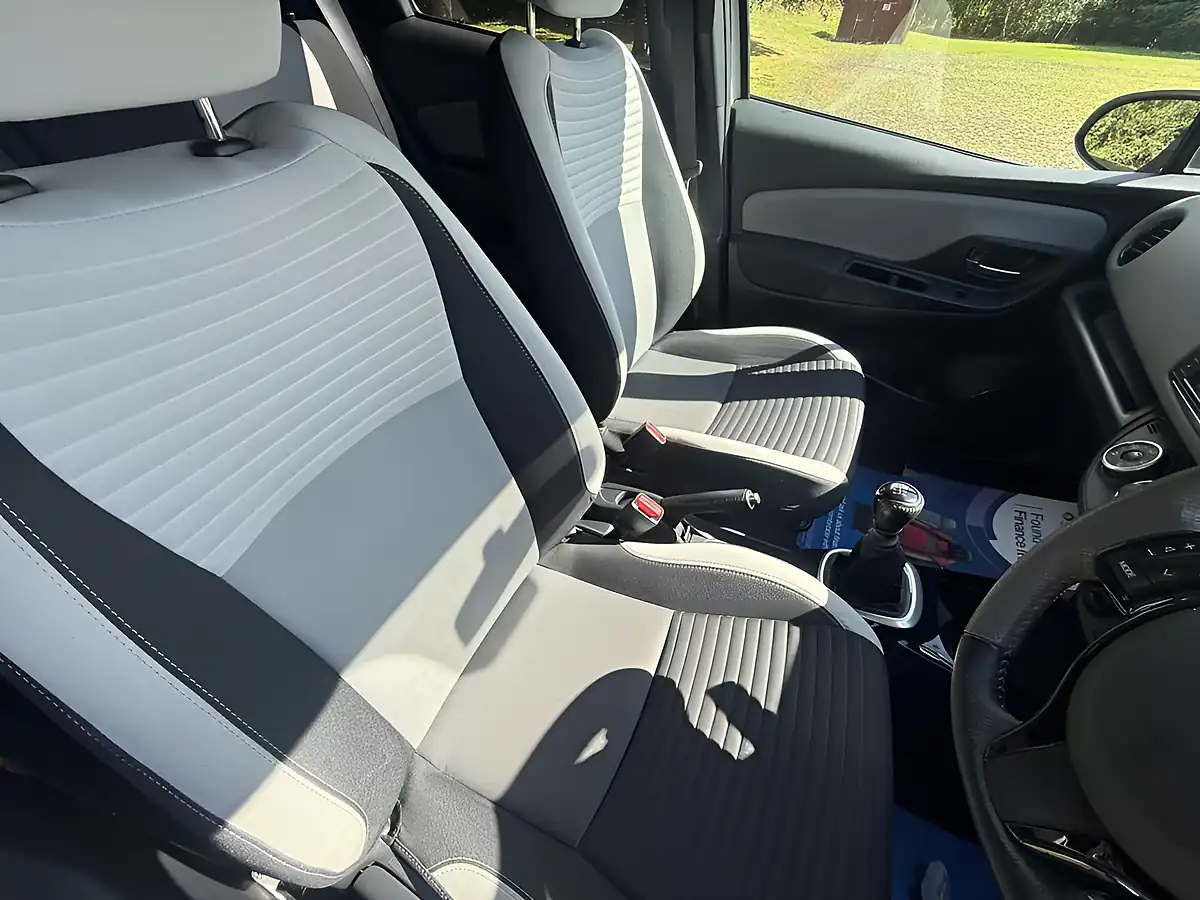 Used 2016 Toyota Yaris Design White - Interior and Exterior details 8