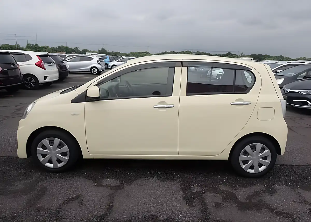 Used 2016 Toyota Yaris Hatchback Yellow - Interior and Exterior details 10