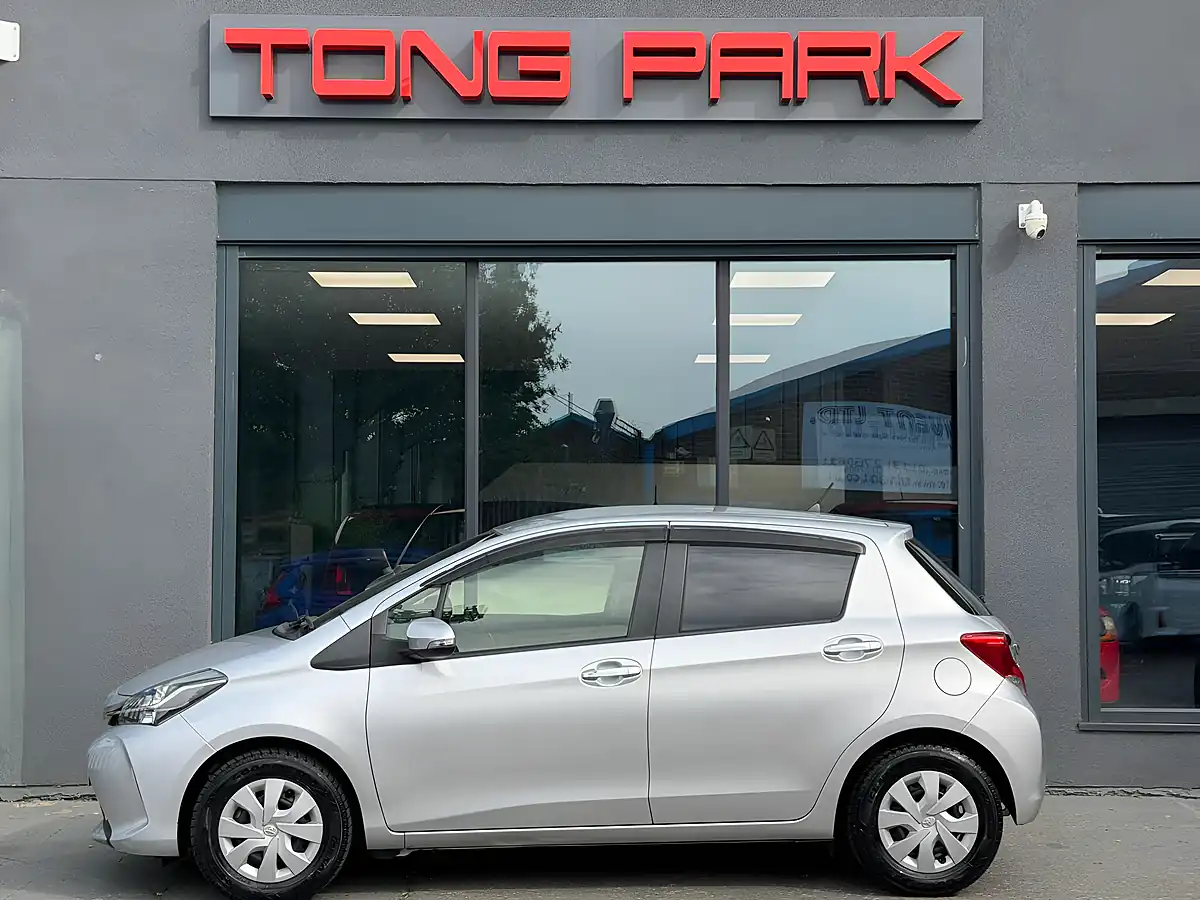 Used 2016 Toyota Yaris Icon Silver - Interior and Exterior details 10