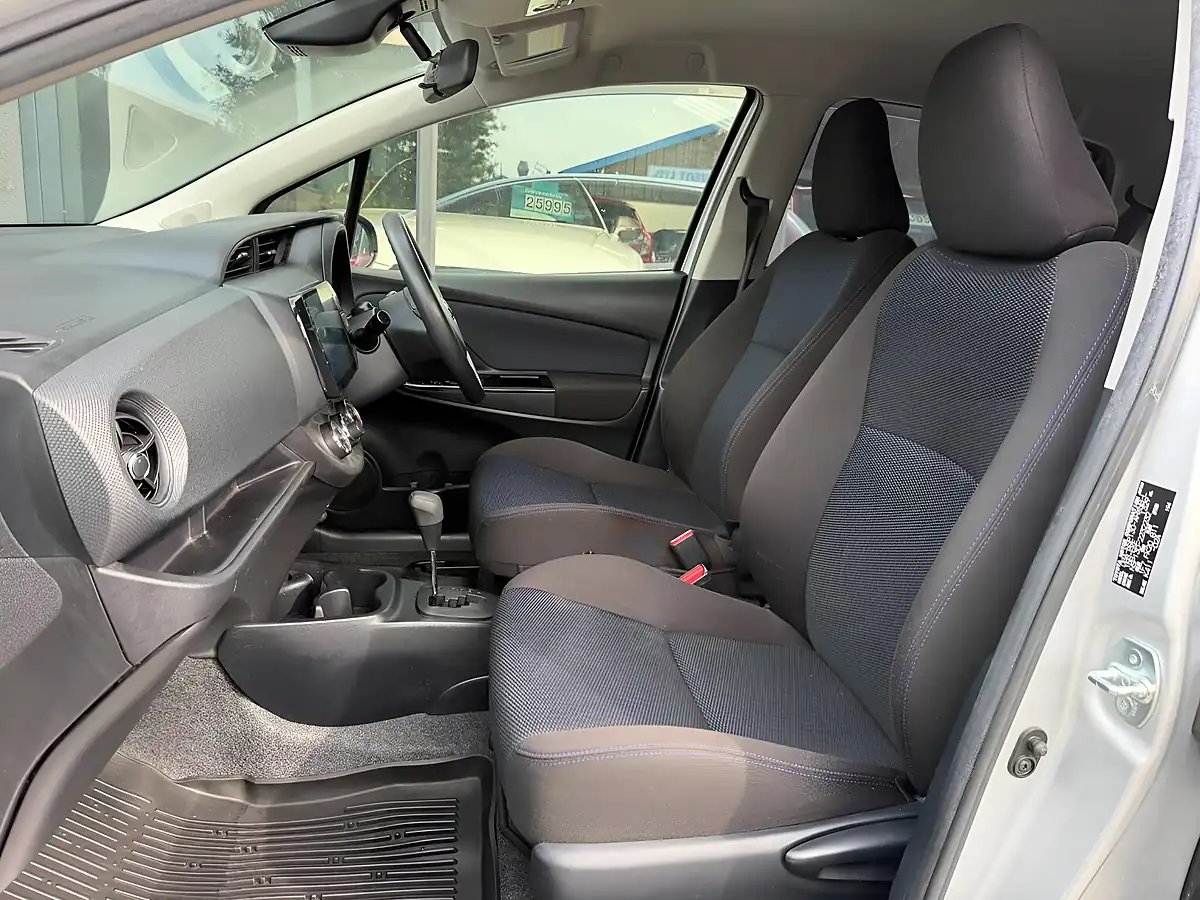 Used 2016 Toyota Yaris Icon Silver - Interior and Exterior details 4