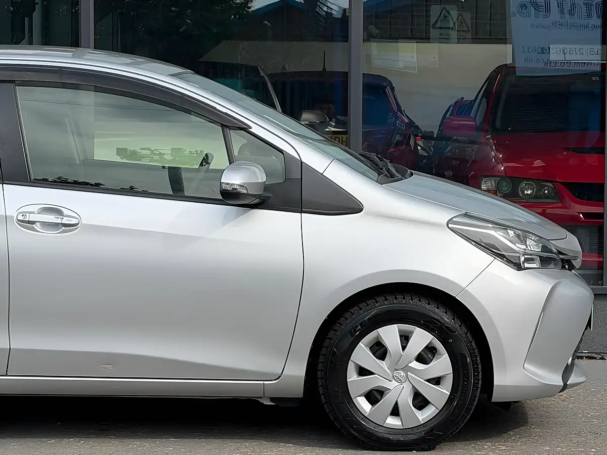Used 2016 Toyota Yaris Icon Silver - Interior and Exterior details 9