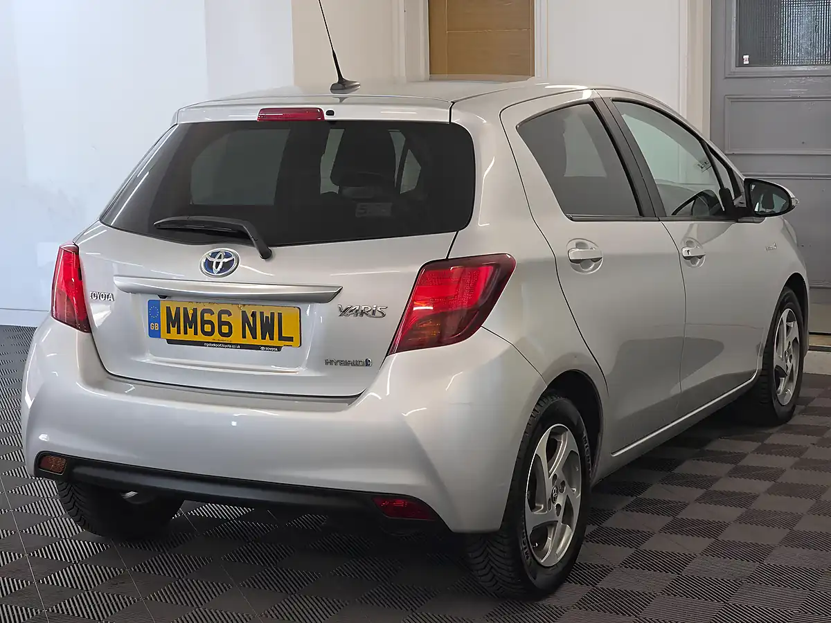 Used 2016 Toyota Yaris Icon Silver - Interior and Exterior details 4