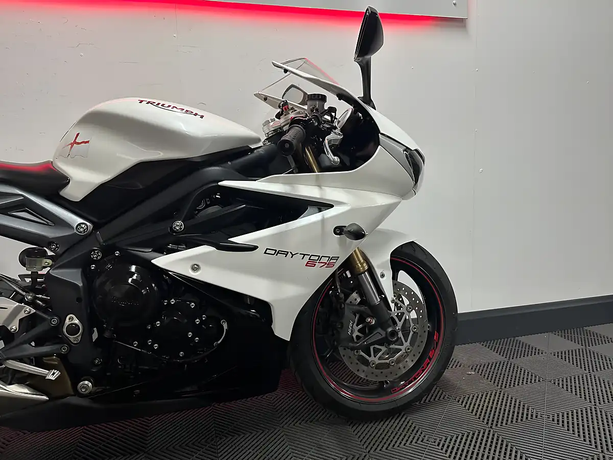 Used 2016 Triumph Daytona 675 Super Sports White - Interior and Exterior details 10