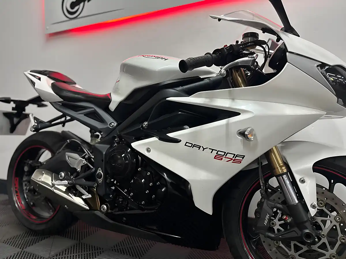 Used 2016 Triumph Daytona 675 Super Sports White - Interior and Exterior details 11