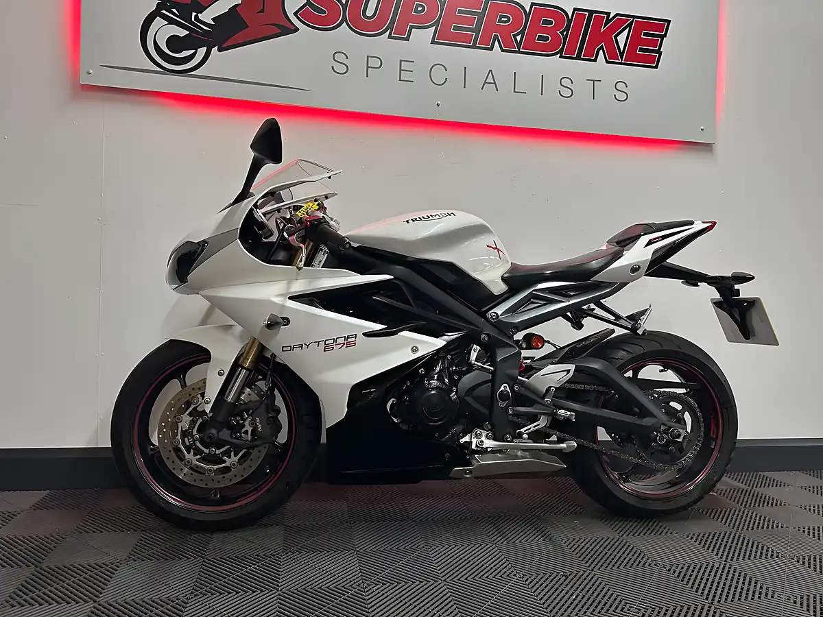 Used 2016 Triumph Daytona 675 Super Sports White - Interior and Exterior details 13