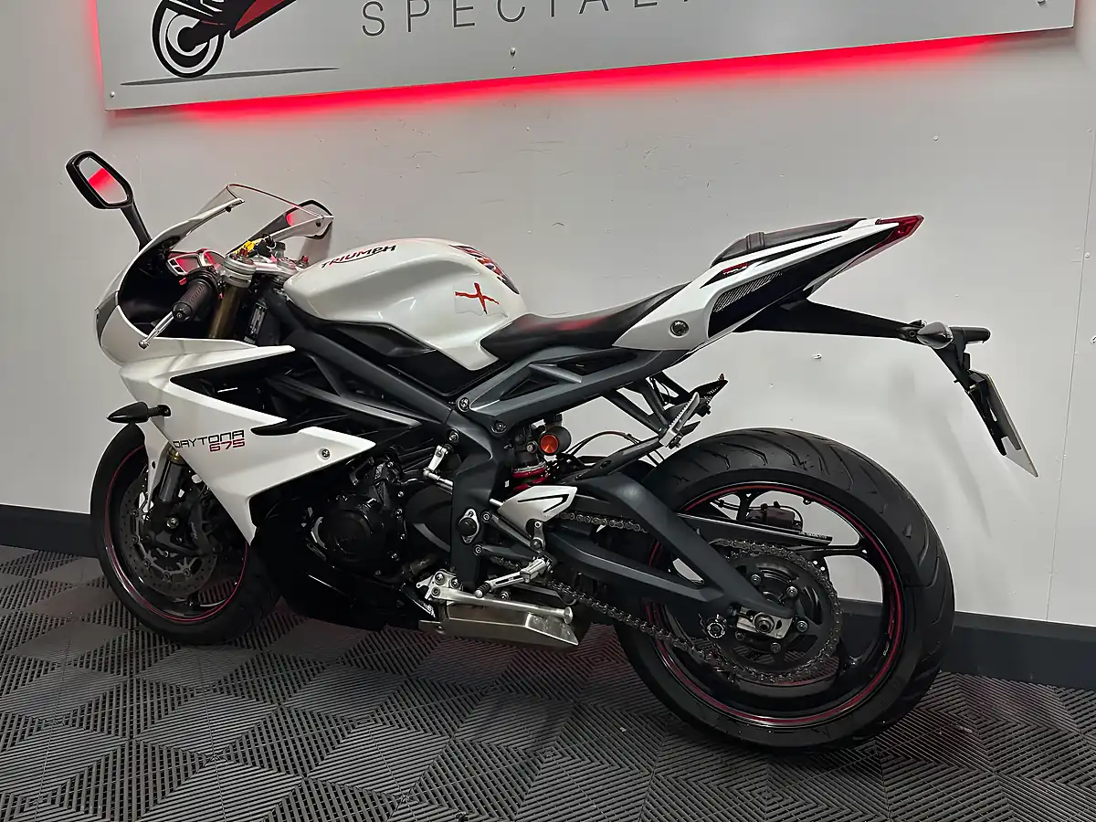 Used 2016 Triumph Daytona 675 Super Sports White - Interior and Exterior details 14