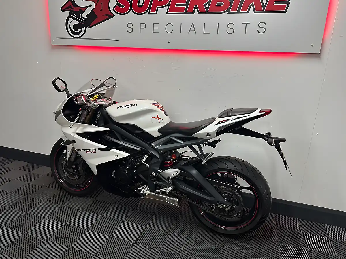 Used 2016 Triumph Daytona 675 Super Sports White - Interior and Exterior details 15