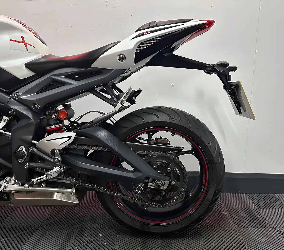 Used 2016 Triumph Daytona 675 Super Sports White - Interior and Exterior details 17