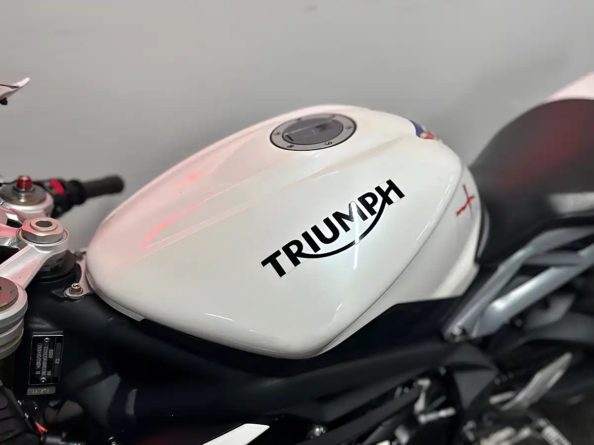 Used 2016 Triumph Daytona 675 Super Sports White - Interior and Exterior details 18