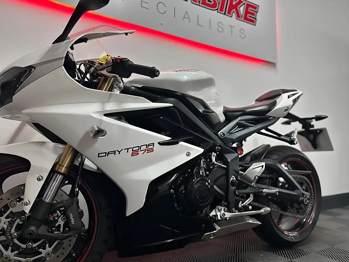 Used 2016 Triumph Daytona 675 Super Sports White - Interior and Exterior details 19