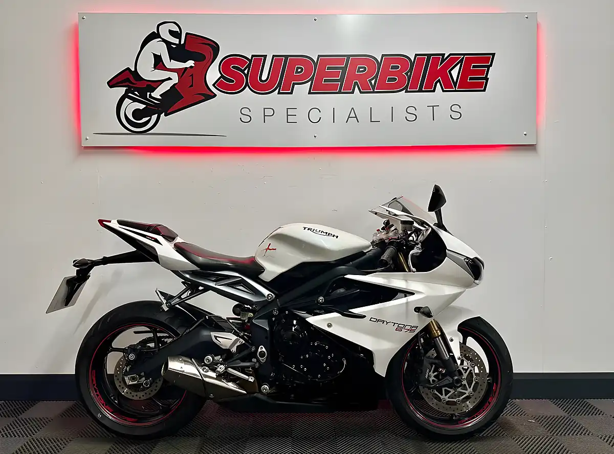 Used 2016 Triumph Daytona 675 Super Sports White - Interior and Exterior details 2