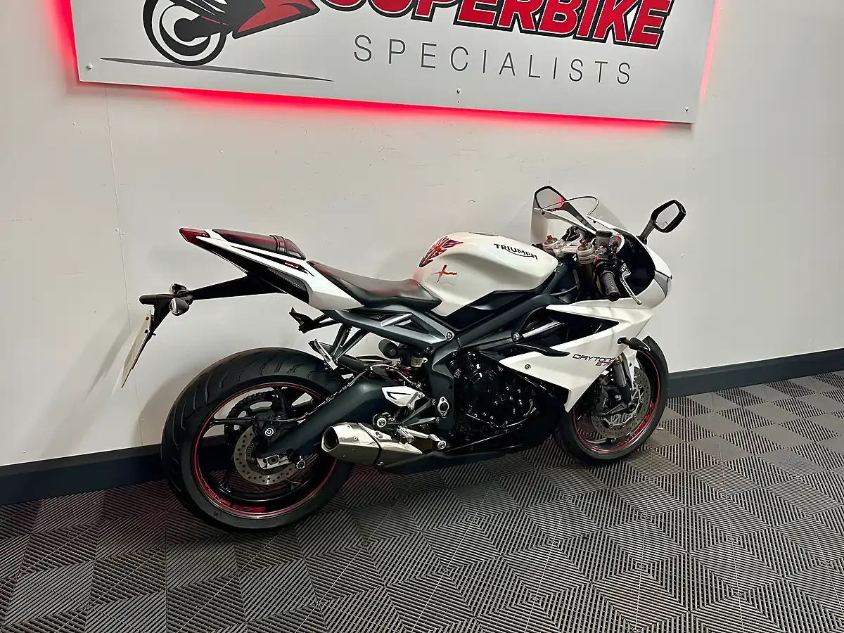 Used 2016 Triumph Daytona 675 Super Sports White - Interior and Exterior details 3