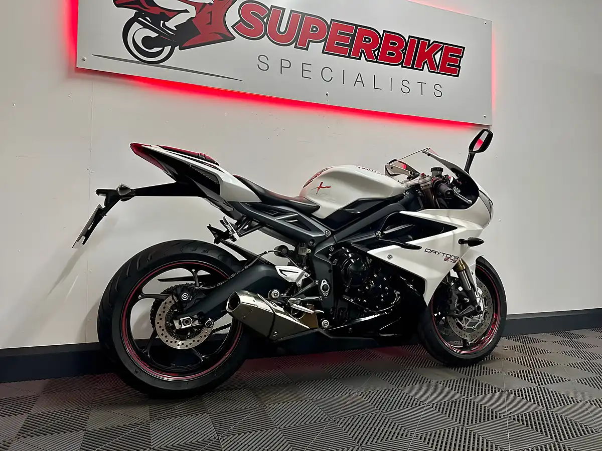 Used 2016 Triumph Daytona 675 Super Sports White - Interior and Exterior details 6