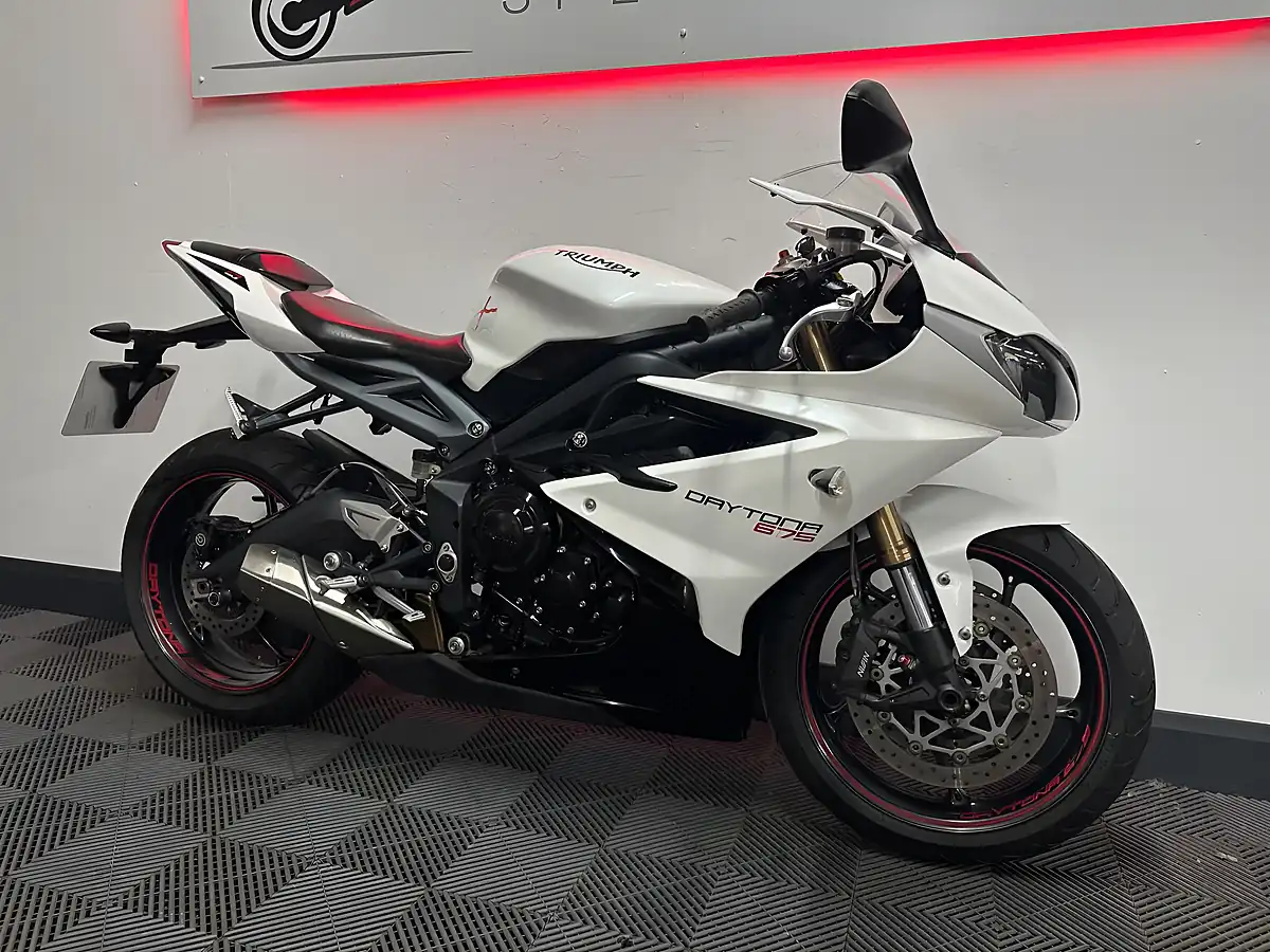 Used 2016 Triumph Daytona 675 Super Sports White - Interior and Exterior details 7