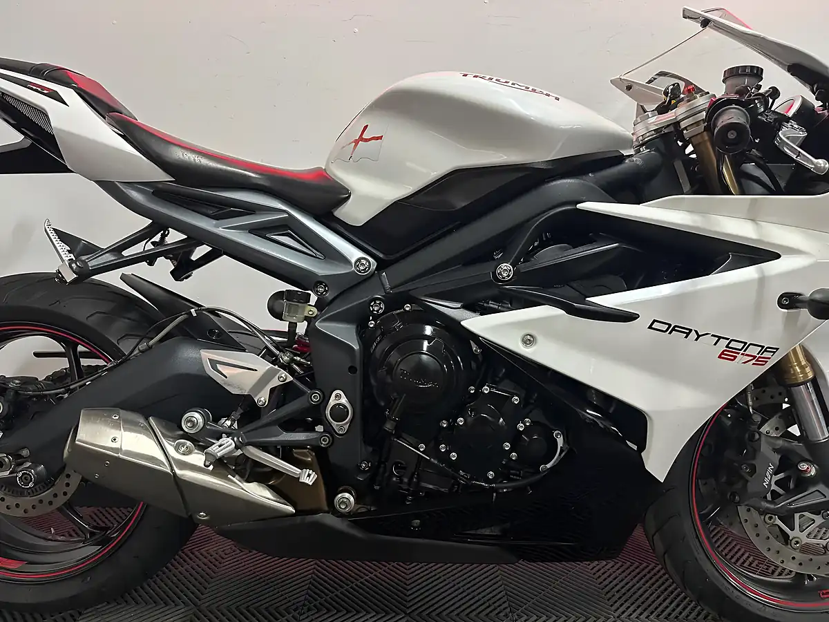 Used 2016 Triumph Daytona 675 Super Sports White - Interior and Exterior details 9
