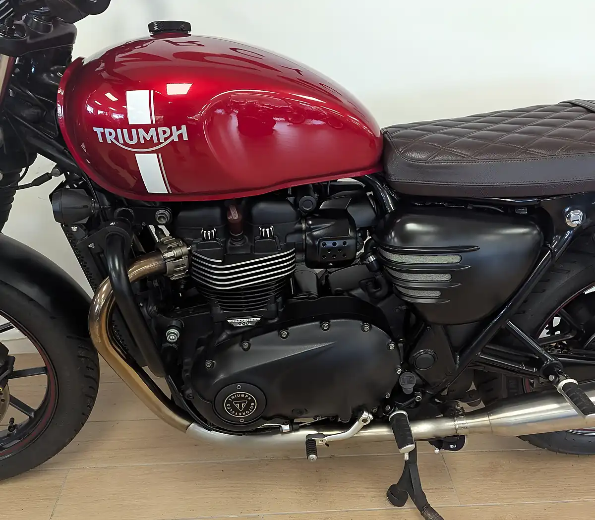 Used 2016 Triumph Street Twin Red - Interior and Exterior details 12