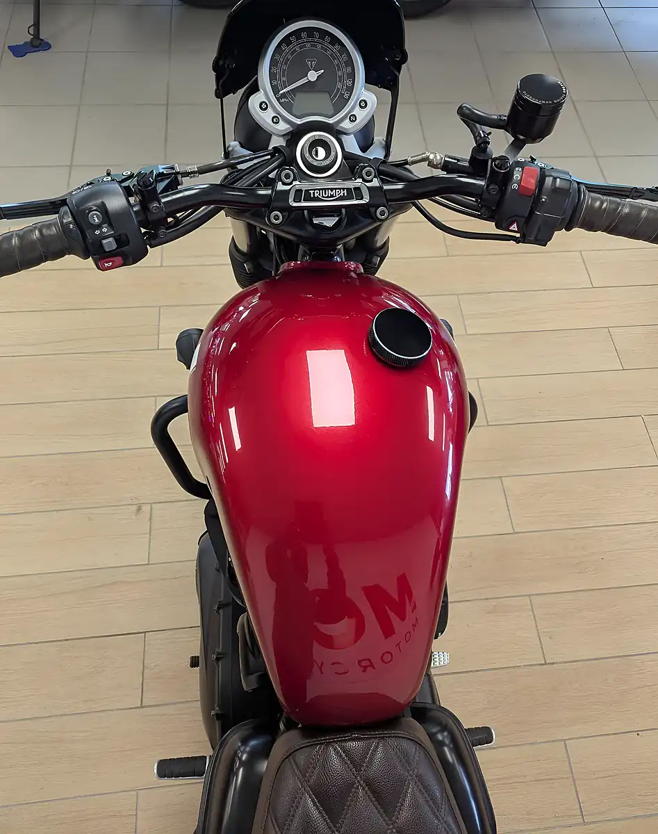 Used 2016 Triumph Street Twin Red - Interior and Exterior details 9