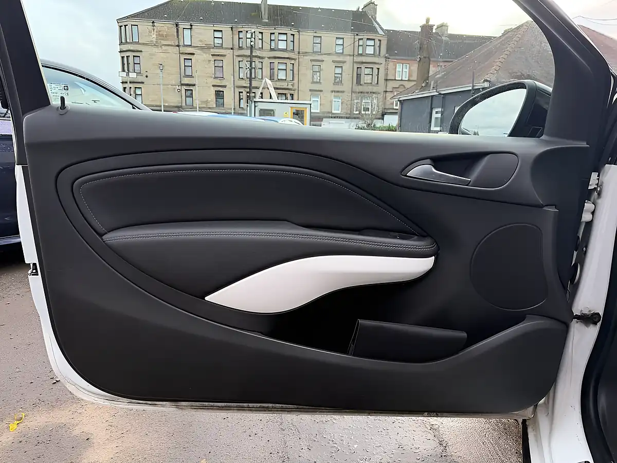 Used 2016 Vauxhall Adam Rocks White - Interior and Exterior details 14