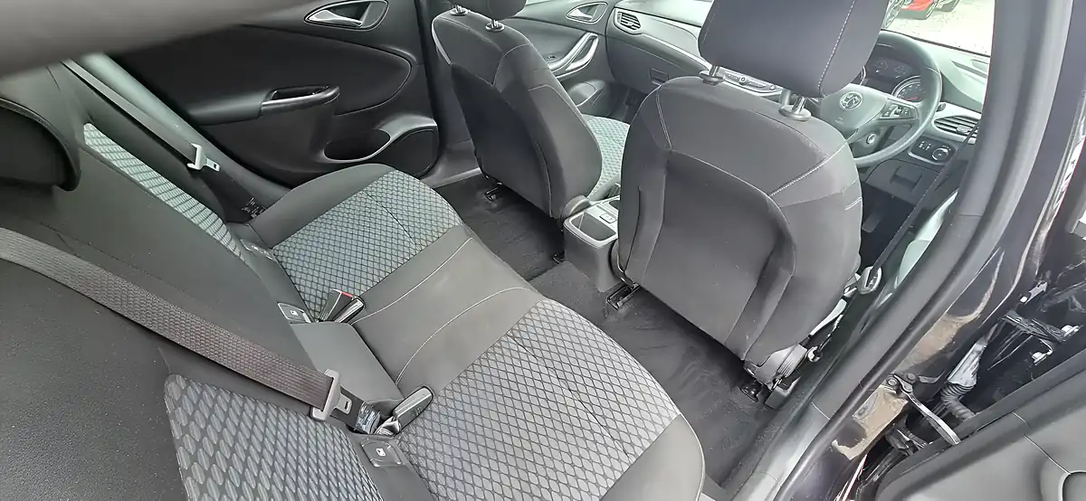 Used 2016 Vauxhall Astra Design Black - Interior and Exterior details 17