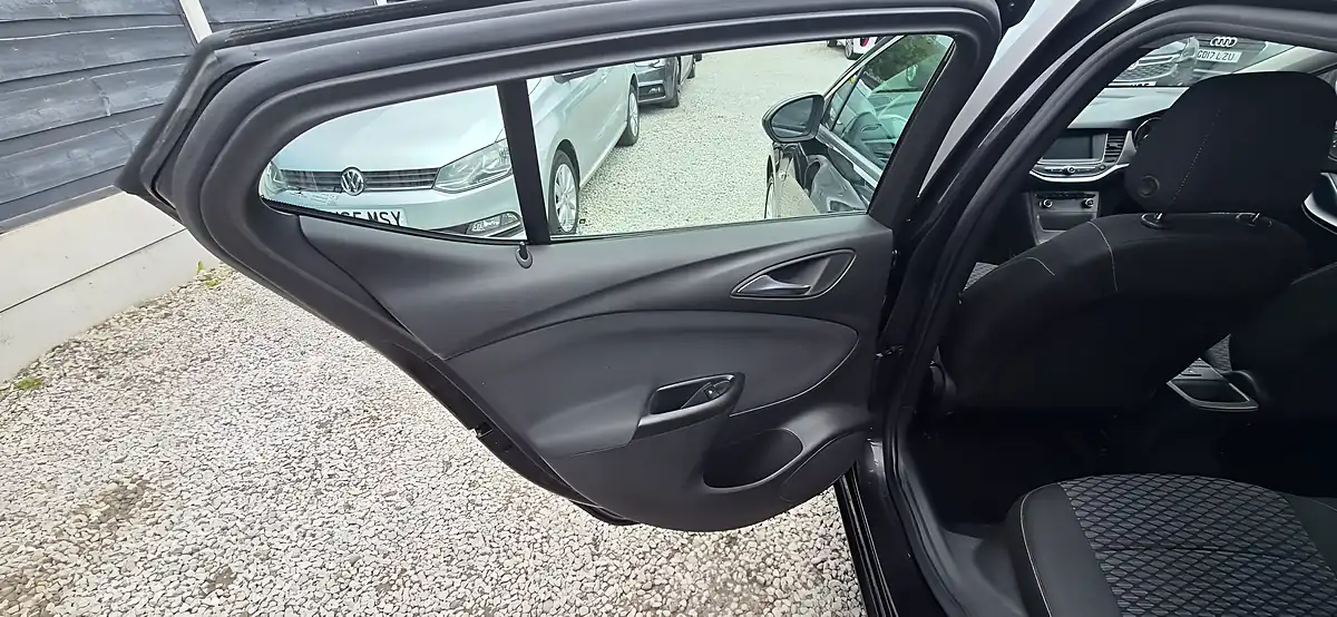 Used 2016 Vauxhall Astra Design Black - Interior and Exterior details 18