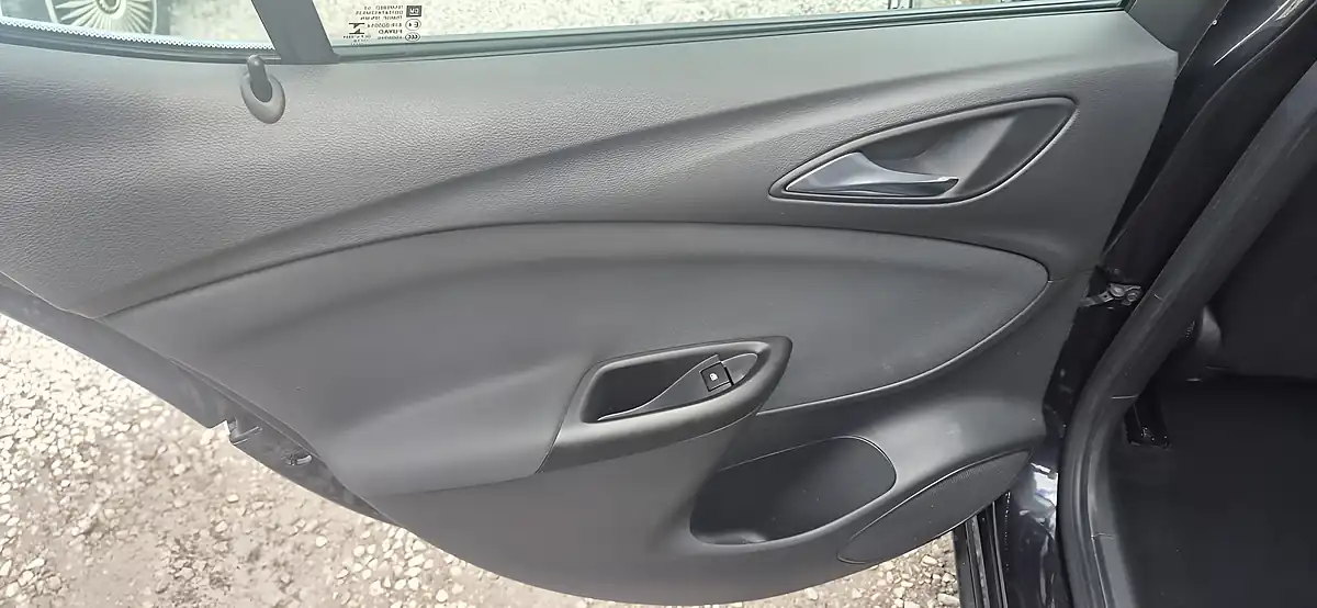 Used 2016 Vauxhall Astra Design Black - Interior and Exterior details 17