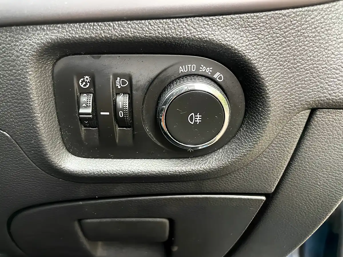 Used 2016 Vauxhall Astra Design Blue - Interior and Exterior details 17