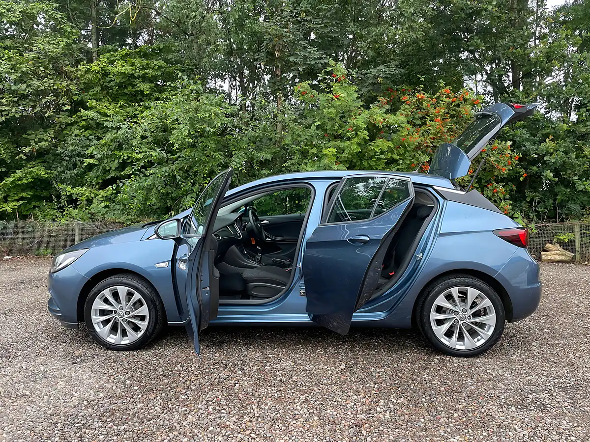 Used 2016 Vauxhall Astra Design Blue - Interior and Exterior details 8