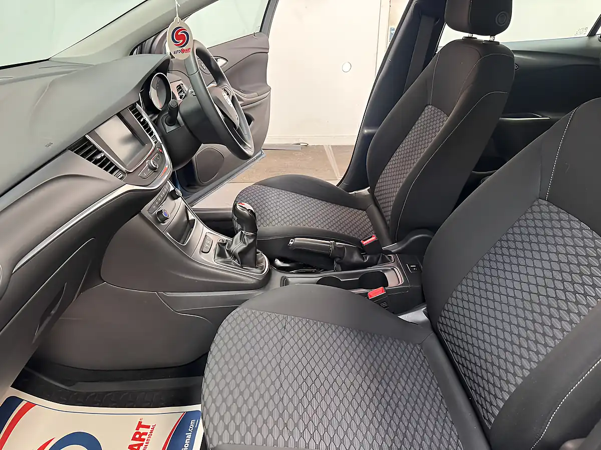 Used 2016 Vauxhall Astra Design Blue - Interior and Exterior details 13