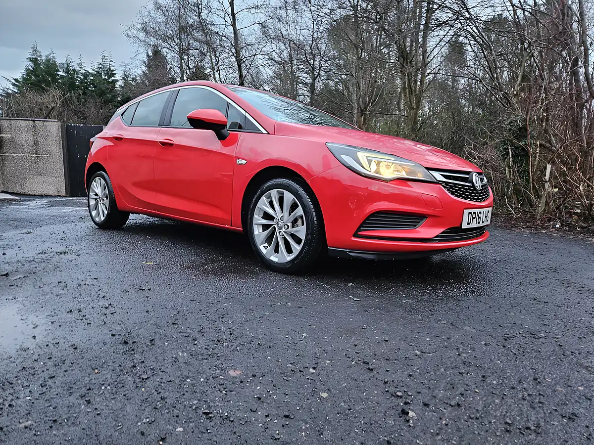 Used 2016 Vauxhall Astra Design Red - Front View