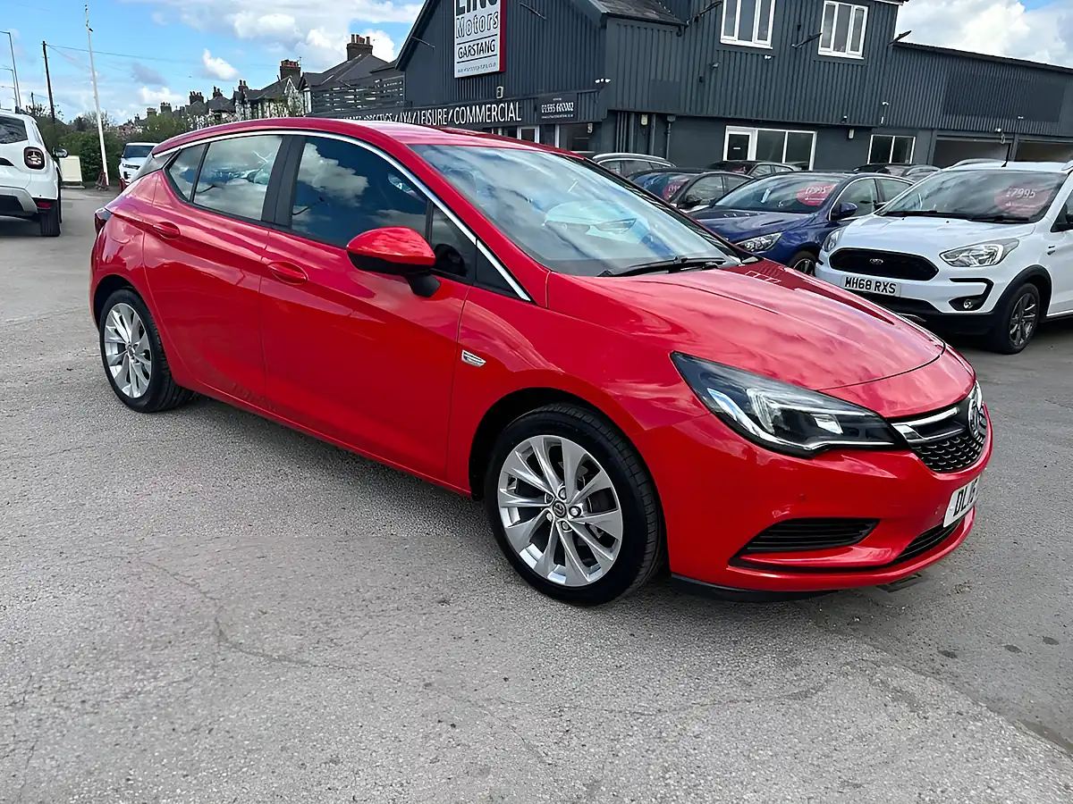 Used 2016 Vauxhall Astra Design Red - Front View