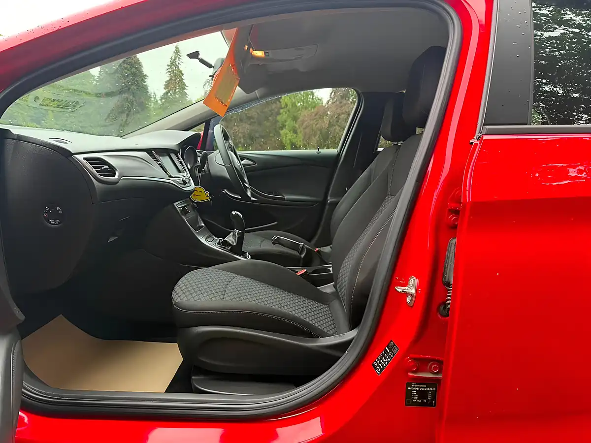 Used 2016 Vauxhall Astra Design Red - Interior and Exterior details 9
