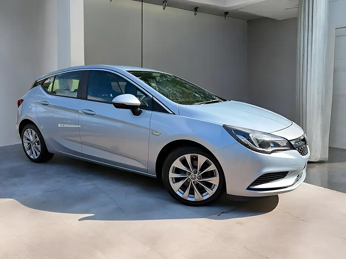 Used 2016 Vauxhall Astra Design Silver - Front View
