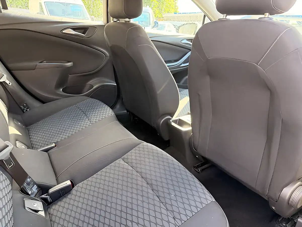 Used 2016 Vauxhall Astra Design Silver - Interior and Exterior details 17