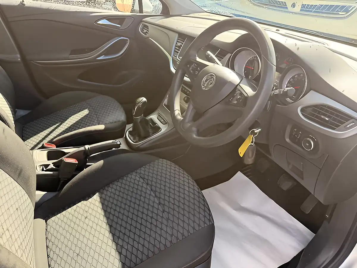 Used 2016 Vauxhall Astra Design Silver - Interior and Exterior details 18