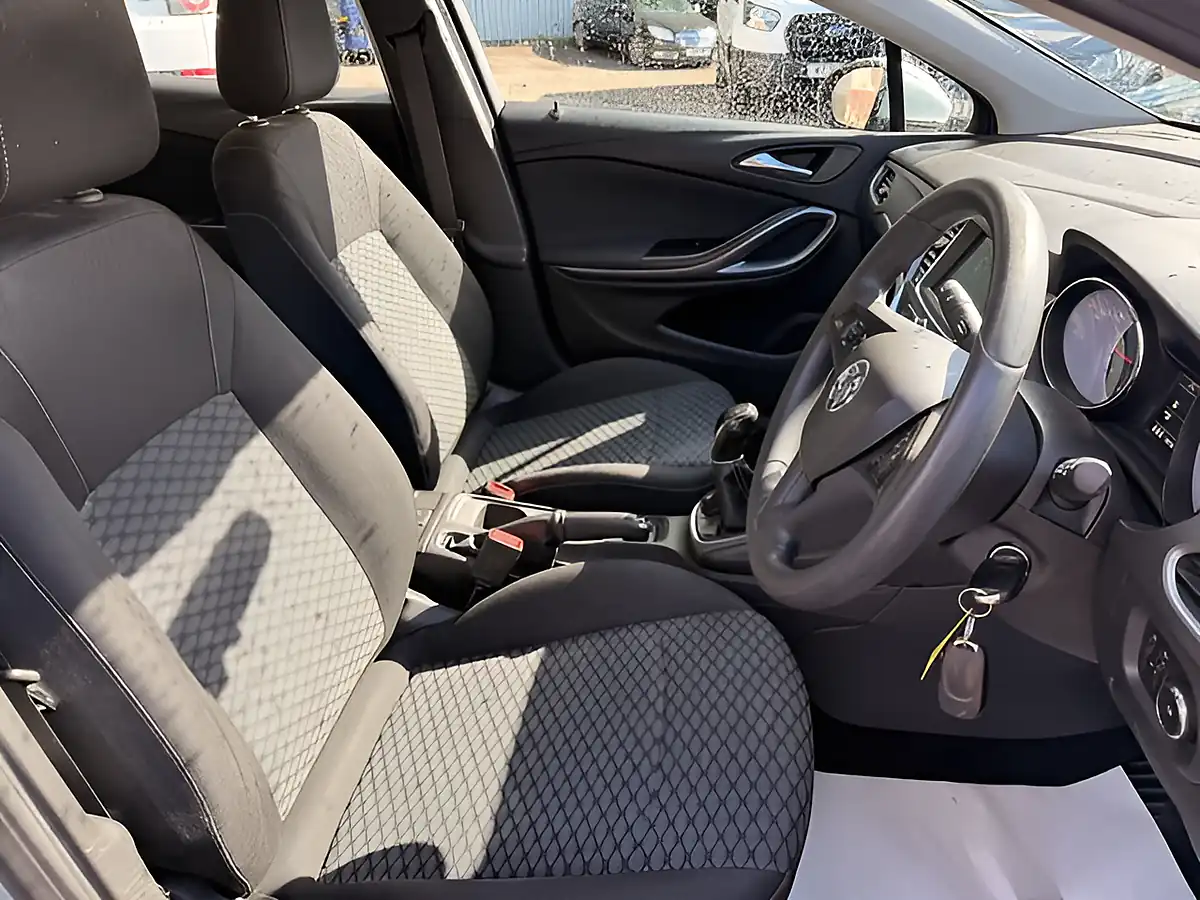 Used 2016 Vauxhall Astra Design Silver - Interior and Exterior details 19