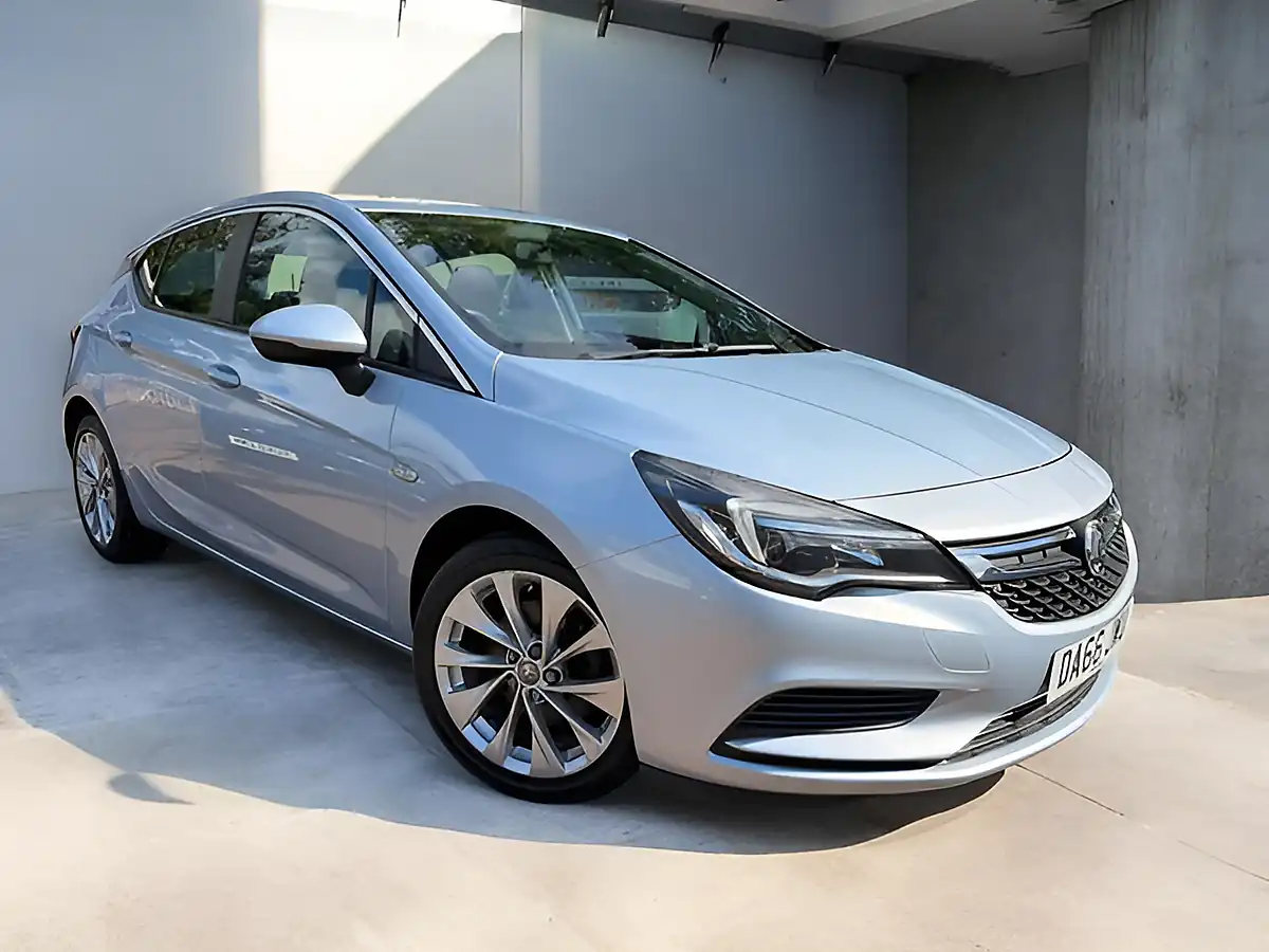 Used 2016 Vauxhall Astra Design Silver - Interior and Exterior details 2