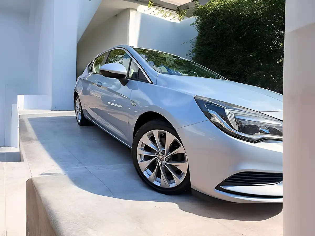 Used 2016 Vauxhall Astra Design Silver - Interior and Exterior details 5