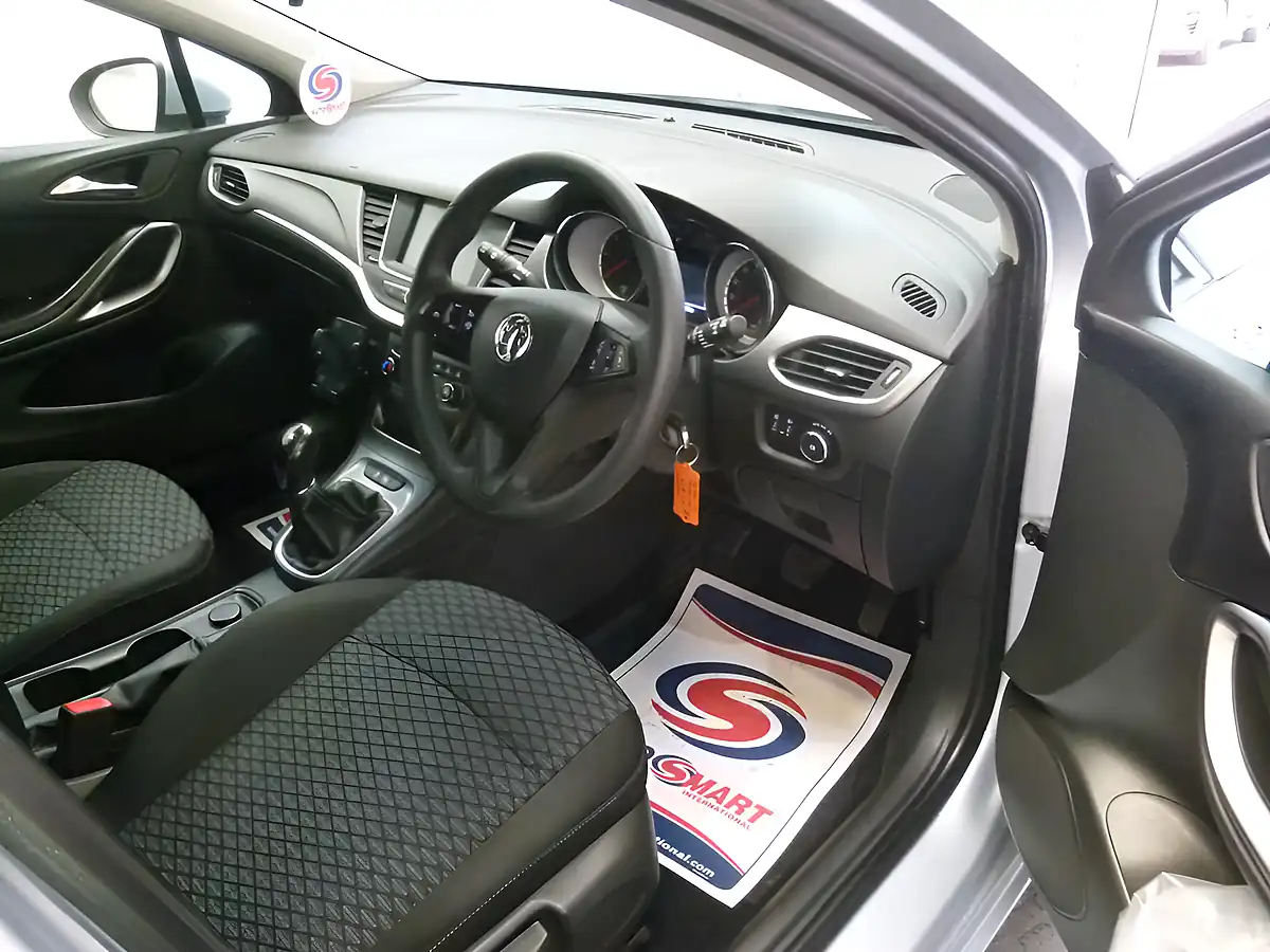 Used 2016 Vauxhall Astra Design Silver - Interior and Exterior details 13