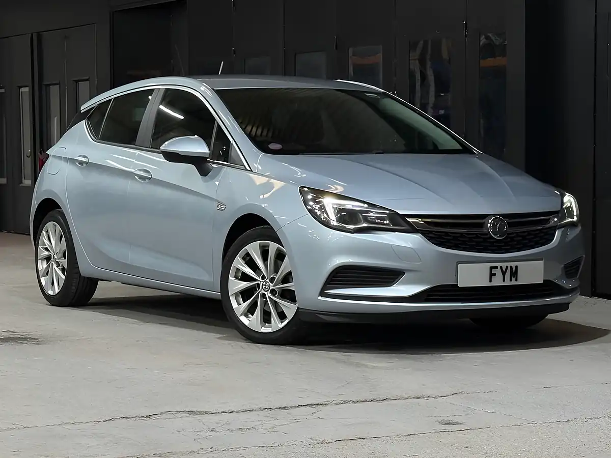 Used 2016 Vauxhall Astra Design Silver - Front View