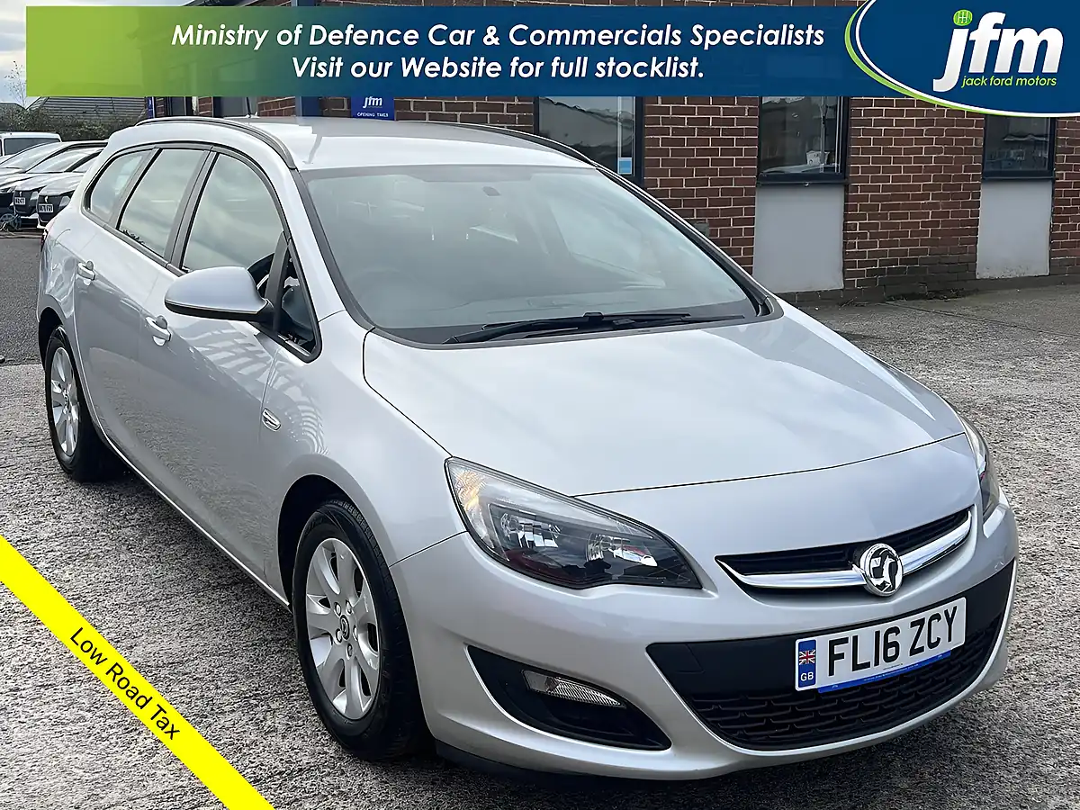 Used 2016 Vauxhall Astra Design Sovereign Silver Met - Front View