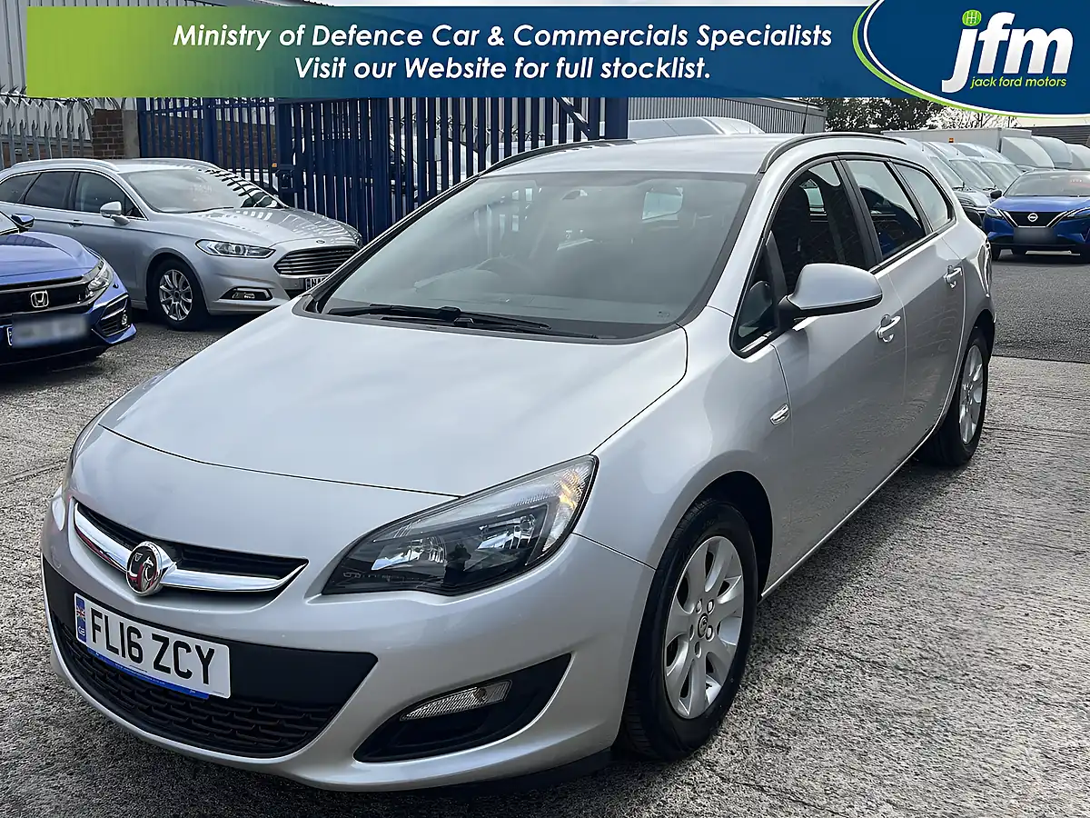 Used 2016 Vauxhall Astra Design Sovereign Silver Met - Interior and Exterior details 10